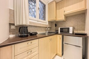 Mikrobølgeovn, kokeplater, kaffetrakter/tekoker og brødrister