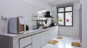 Een koelkast, een magnetron, een oven, een kookplaat