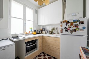 Refrigerador, microondas, tostadora, utensilios de cocina