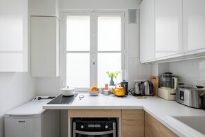 Jääkaappi, mikroaaltouuni, astianpesukone, leivänpaahdin