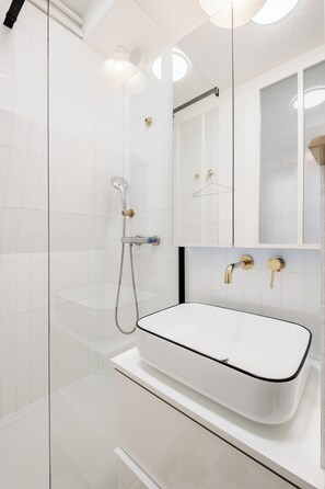 Shower, hair dryer, towels - Behind the Stained Glass, by Veeve (Paris)
