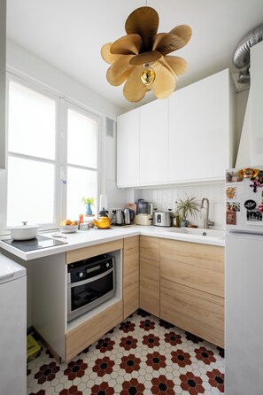 Een koelkast, een microgolfoven, een vaatwasser, een broodrooster