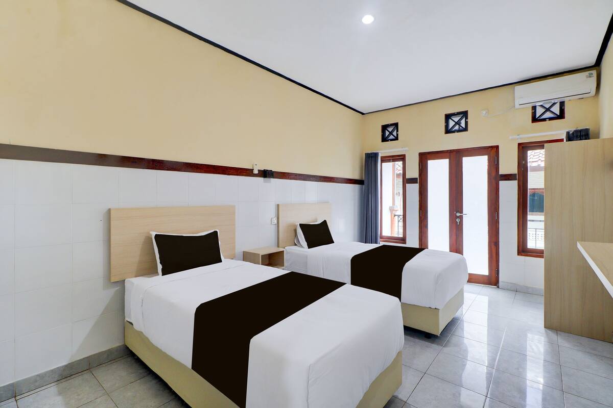 Habitación Deluxe con 2 camas individuales | Espacio para trabajar con un portátil, wifi gratis, ropa de cama