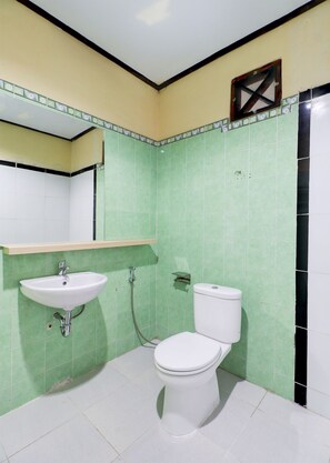 Shower, free toiletries, towels, soap