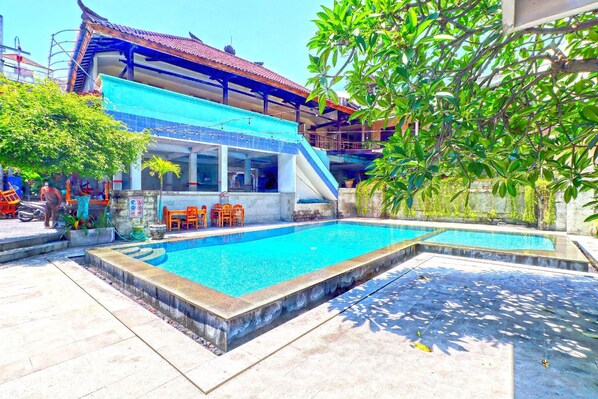 Una piscina al aire libre