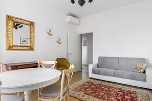 Appartement, balkon | Woonruimte | Een 35-inch televisie met digitale zenders