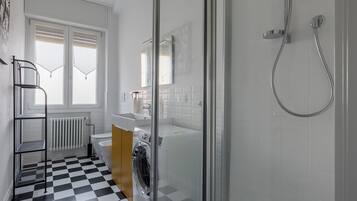 Apartment, Balkon | Badezimmer