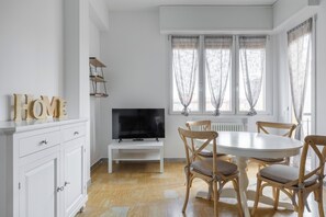 Apartment, Balcony | In-room dining