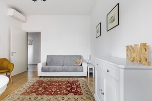 Appartement, balkon | Woonruimte | Een 35-inch televisie met digitale zenders