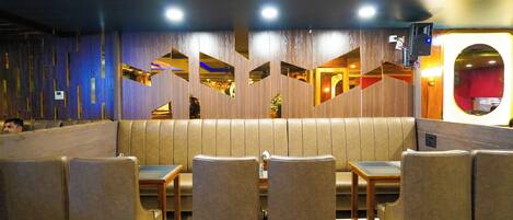 Un restaurante con asientos tipo cabina y mesas de madera.