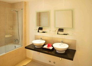 Sèche-cheveux, serviettes fournies, savon, papier toilette