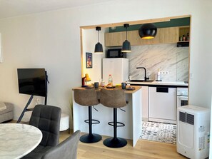 Kylskåp, mikrovågsugn, ugn och spishäll