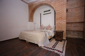 7 bedrooms, travel crib, WiFi, bed sheets