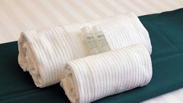 Habitación doble clásica | Caja de seguridad en la habitación, escritorio y cortinas blackout