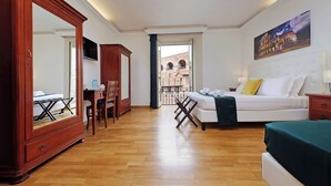 Ein Hotelzimmer mit Holzboden, einem Bett mit weißer Bettwäsche, einem Schreibtisch mit Stuhl, einem großen Spiegel und einem Bild eines Gebäudes an der Wand.