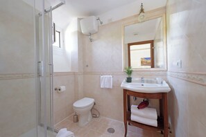 Classic Double Room | Bathroom - Romulus Rooms (Rome)