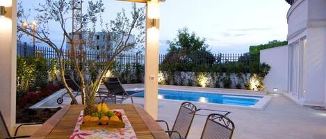 تناول الطعام بالخارج