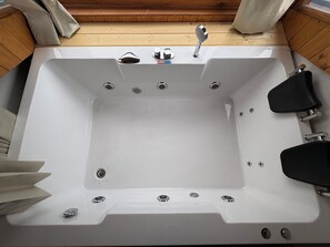 Ducha, batas, pantuflas, toallas