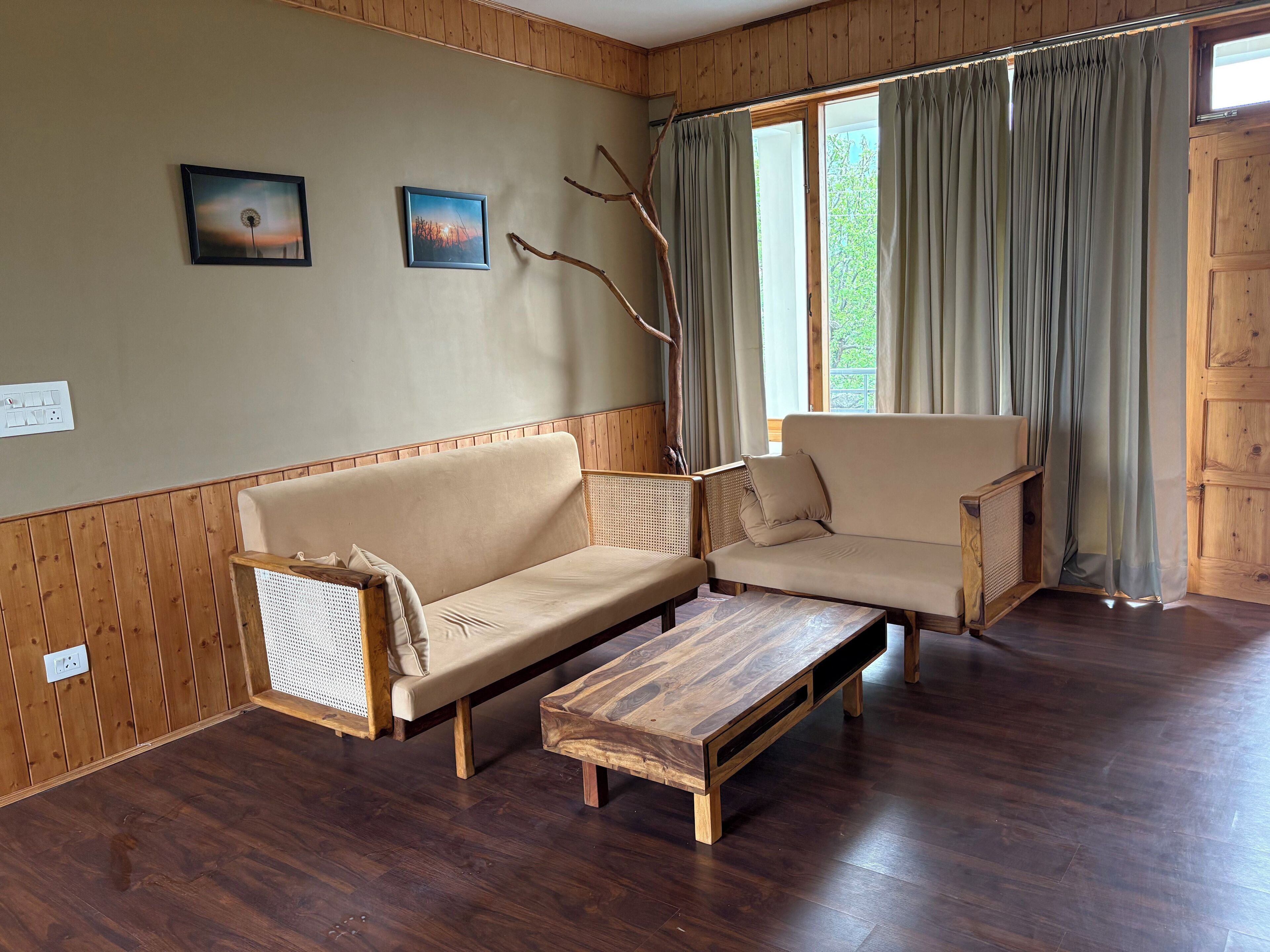 Habitación Deluxe | Zona de estar | Una televisión