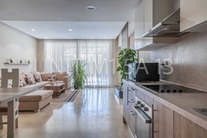 Réfrigérateur, four à micro-ondes, un four, surface de cuisson