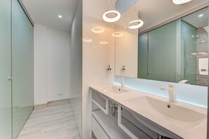 Bidet, towels, soap, toilet paper - Bal One bedroom apartment Adults Only (103) (Arona)