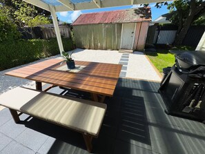 Outdoor dining - Creed Cottage, Whitianga (Whitianga)