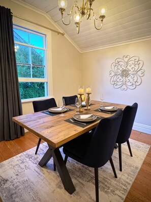 Dining - Creed Cottage, Whitianga (Whitianga)
