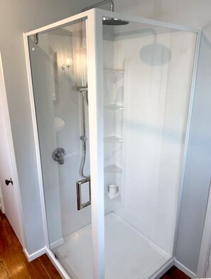 Haartrockner, Handtücher, Seife, Toilettenpapier
