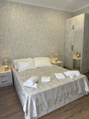 3 bedrooms, iron/ironing board, WiFi, bed sheets