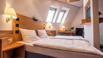 Standard Double Room | Meja, ruang kerja komputer riba, Wi-fi percuma