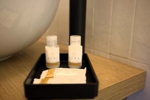 Two bottles of AURA hair and body wash on a tray. - Affittacamere Casaflorens Guest House (San Benedetto del Tronto)