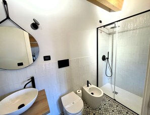 Classic Double or Twin Room | Bathroom | Hair dryer, towels, soap, shampoo - Casaflorens (San Benedetto del Tronto)