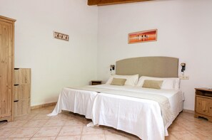 3 bedrooms, individually furnished, iron/ironing board - Holiday Home With View (Inca)