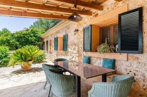 Outdoor dining - Holiday Home With View (Inca)