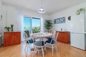 Dining - Tudija 3 - Spacious Beachfront Retreat, Okrug Gornji (Okrug Gornji)