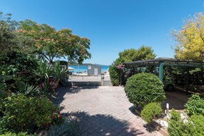 Property grounds - Tudija 3 - Spacious Beachfront Retreat, Okrug Gornji (Okrug Gornji)