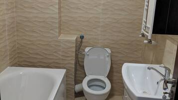 Secadora de cabello, toallas, jabón, papel de baño