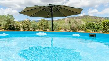 Villa | Alberca | Alberca techada y alberca al aire libre