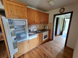 Apartamento | Cocina privada | Frigorífico, horno, lavavajillas y hervidor eléctrico