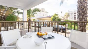 Apartment | Outdoor dining