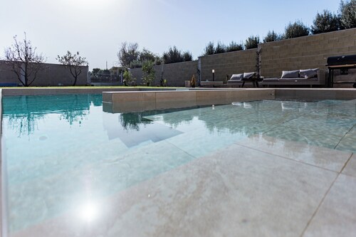 Villa with heated pool 2 steps from the sea