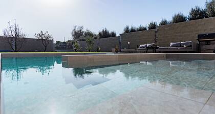 Villa with heated pool 2 steps from the sea