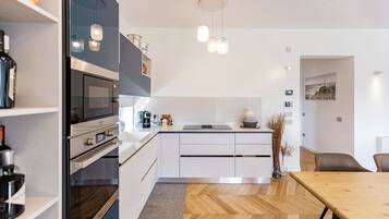 Kühlschrank, Mikrowelle, Ofen, Herdplatte