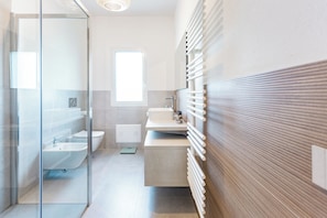 Doccia, asciugacapelli, bidet, asciugamani