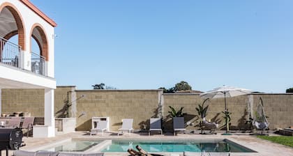 Villa with heated pool 2 steps from the sea