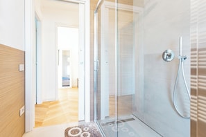 Ducha, secador de pelo, bidet, toallas
