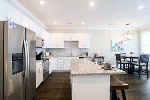 Fridge, microwave, oven, stovetop - Colonel's Crib - 3 Bedroom Suites + Loft! (Oxford)