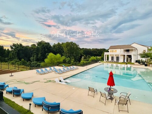 Chic Oxford Condo Getaway with 3 King Suites!