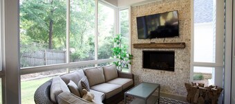 Less than 1 Mile to the Square! Outdoor Fireplace