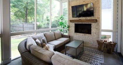 Less than 1 Mile to the Square! Outdoor Fireplace